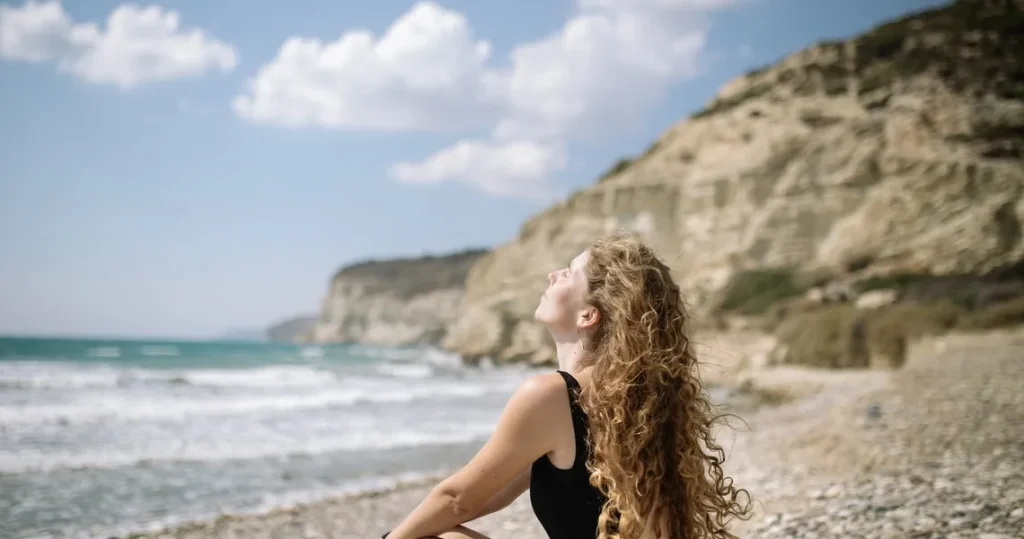 kobieta z długimi włosami na słonecznej plaży